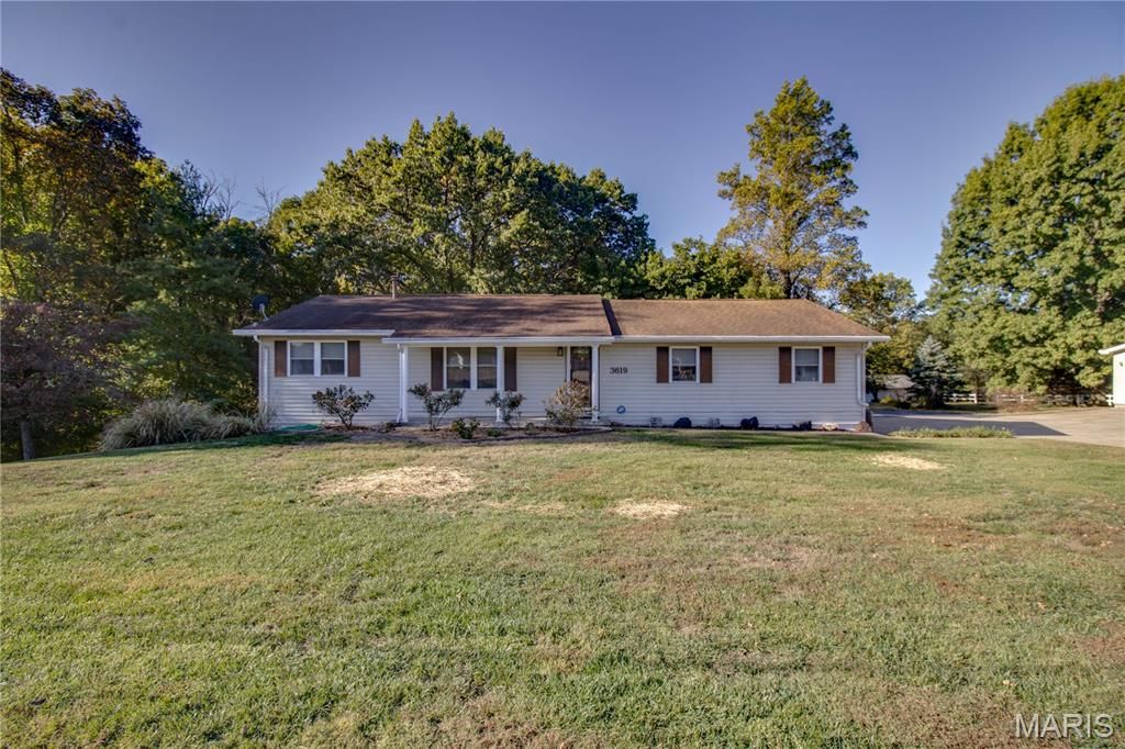 Image 12 of property listing at 3619 W Delmar Avenue, Godfrey, IL 62035
