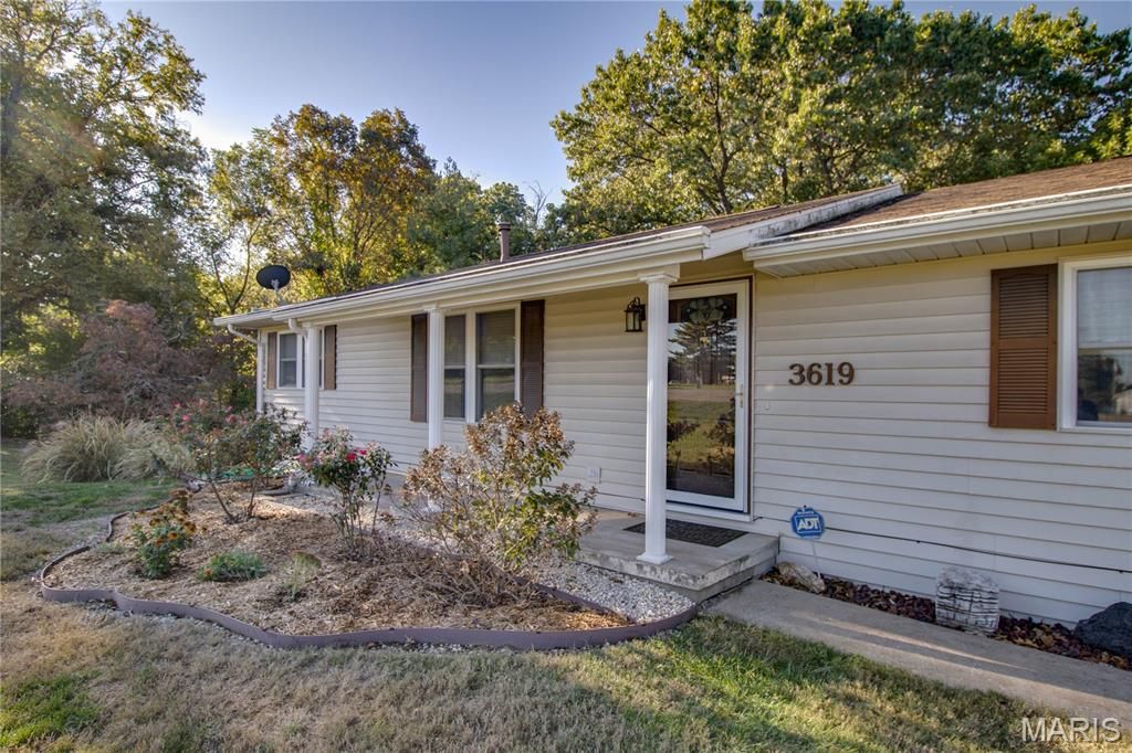 Image 13 of property listing at 3619 W Delmar Avenue, Godfrey, IL 62035