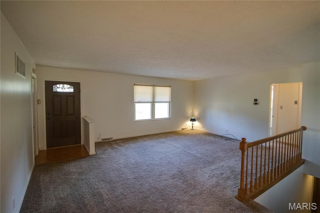 Image 14 of property listing at 3619 W Delmar Avenue, Godfrey, IL 62035