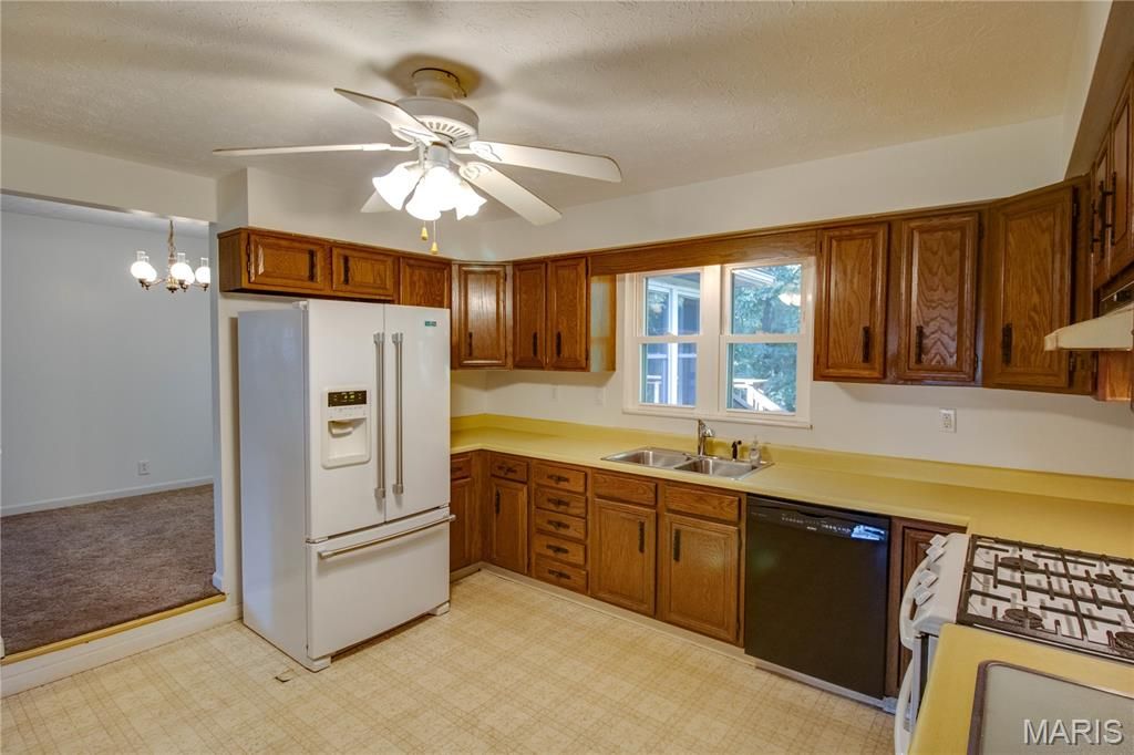 Image 19 of property listing at 3619 W Delmar Avenue, Godfrey, IL 62035