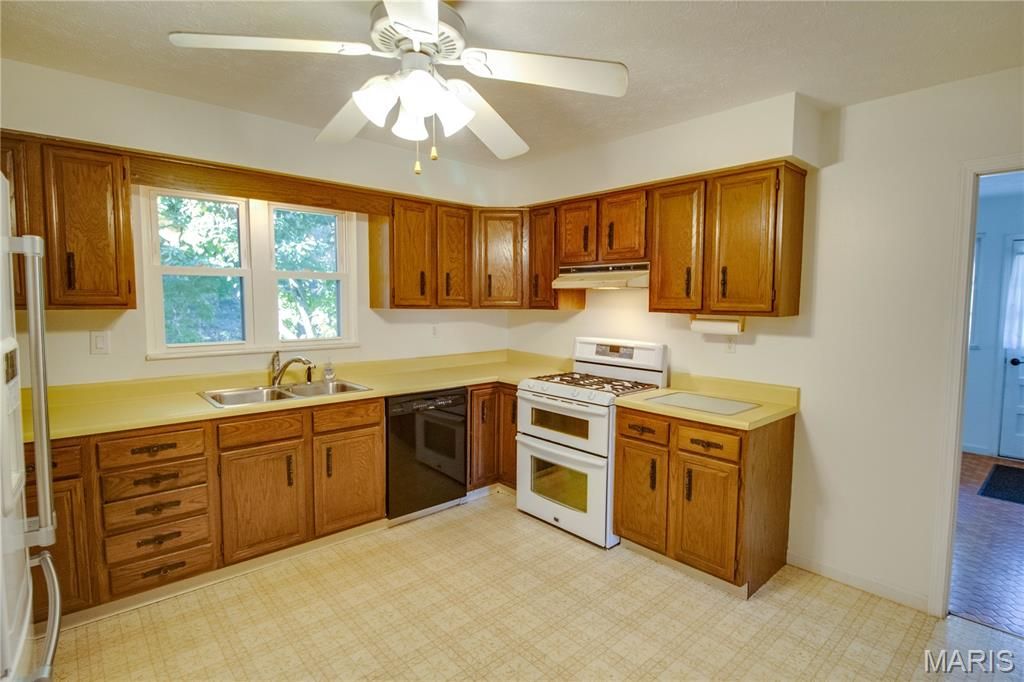 Image 20 of property listing at 3619 W Delmar Avenue, Godfrey, IL 62035