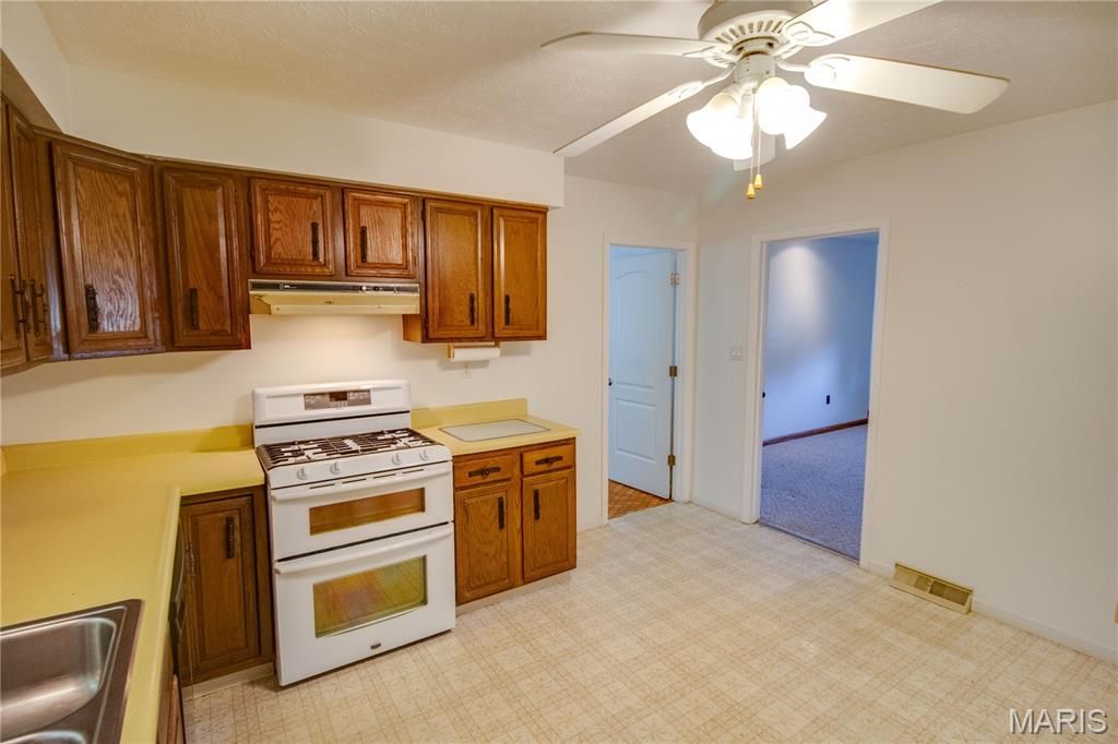 Image 21 of property listing at 3619 W Delmar Avenue, Godfrey, IL 62035