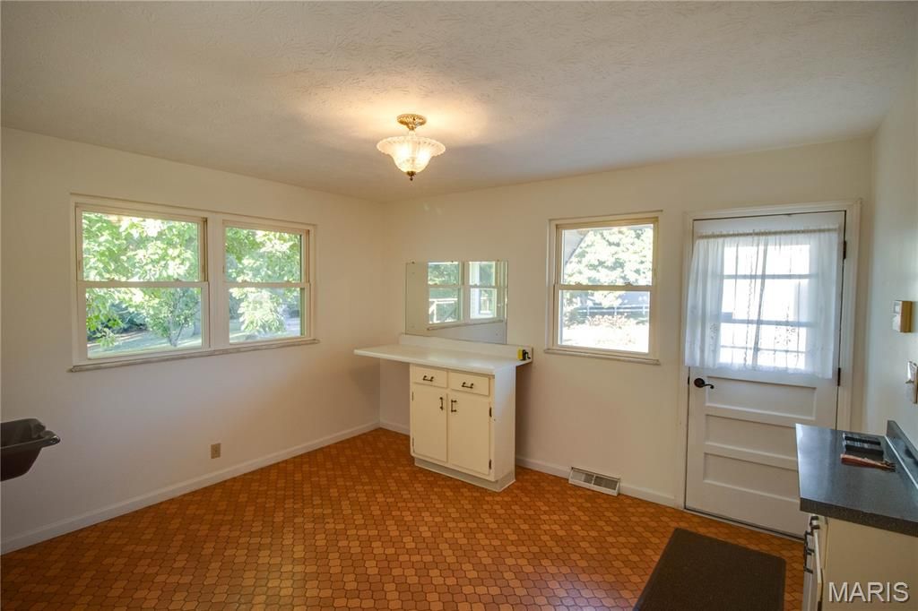 Image 22 of property listing at 3619 W Delmar Avenue, Godfrey, IL 62035