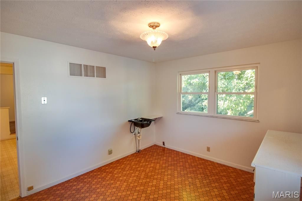 Image 23 of property listing at 3619 W Delmar Avenue, Godfrey, IL 62035