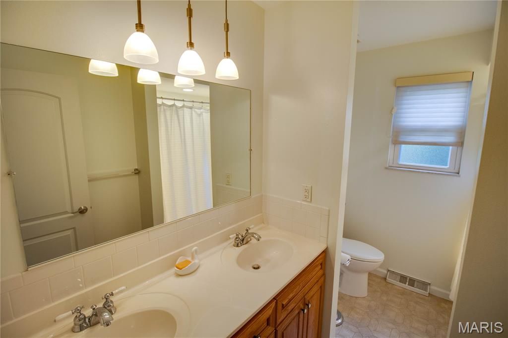 Image 32 of property listing at 3619 W Delmar Avenue, Godfrey, IL 62035
