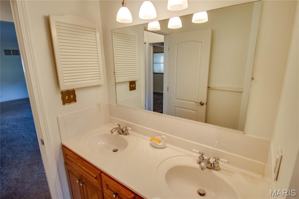 Image 33 of property listing at 3619 W Delmar Avenue, Godfrey, IL 62035