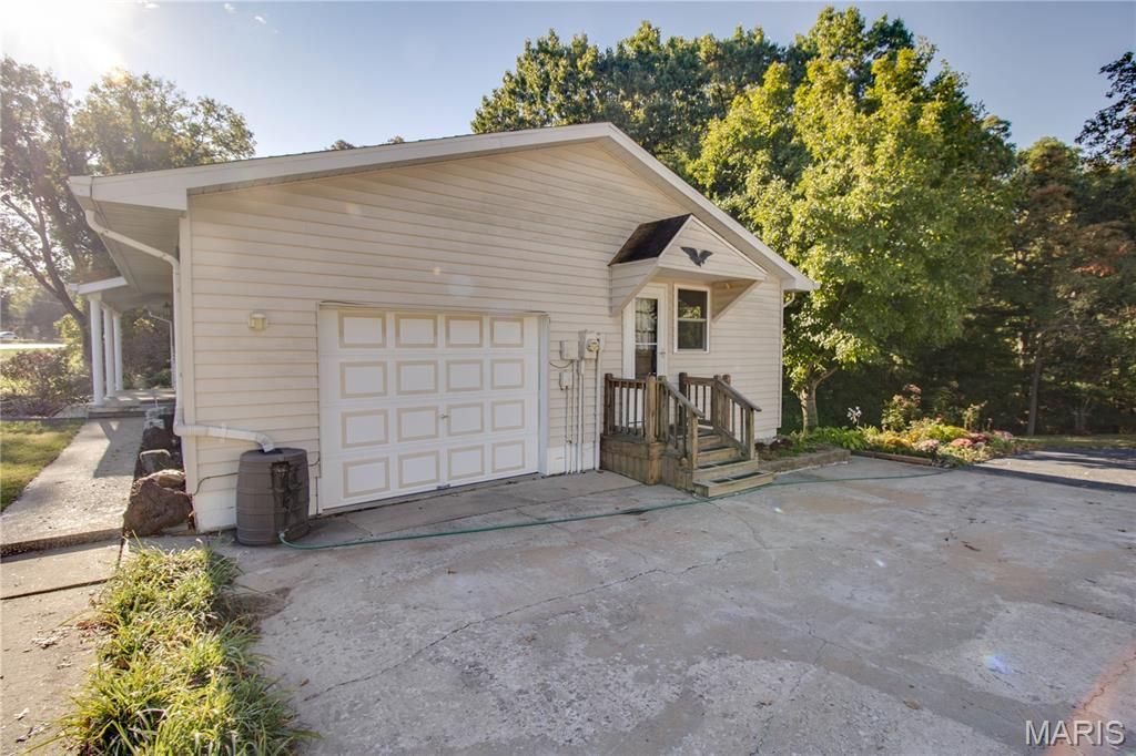 Image 54 of property listing at 3619 W Delmar Avenue, Godfrey, IL 62035