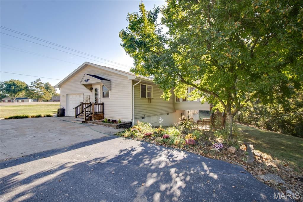 Image 55 of property listing at 3619 W Delmar Avenue, Godfrey, IL 62035