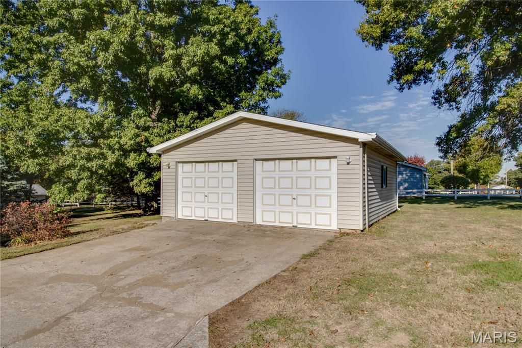 Image 62 of property listing at 3619 W Delmar Avenue, Godfrey, IL 62035