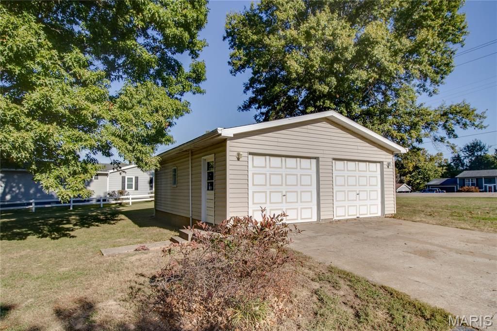 Image 64 of property listing at 3619 W Delmar Avenue, Godfrey, IL 62035