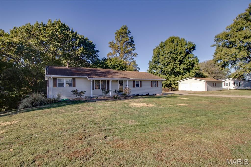 Image 10 of property listing at 3619 W Delmar Avenue, Godfrey, IL 62035