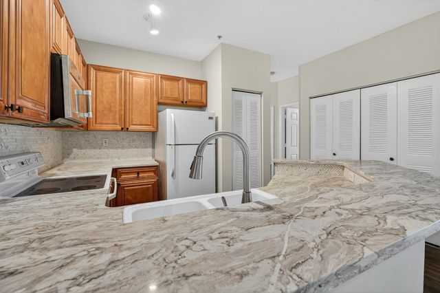 625 Fairway Dr 302, St Augustine, FL 32084