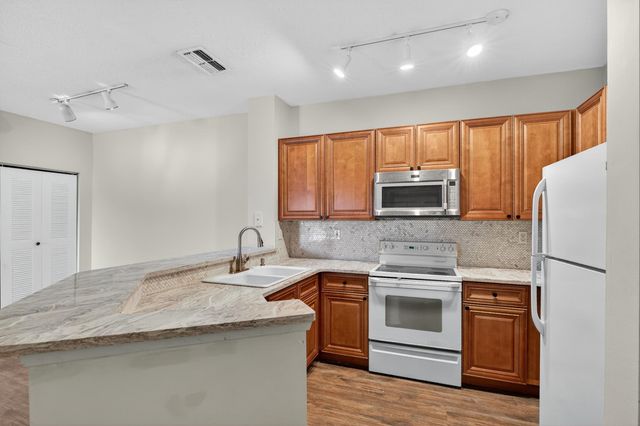 625 Fairway Dr 302, St Augustine, FL 32084