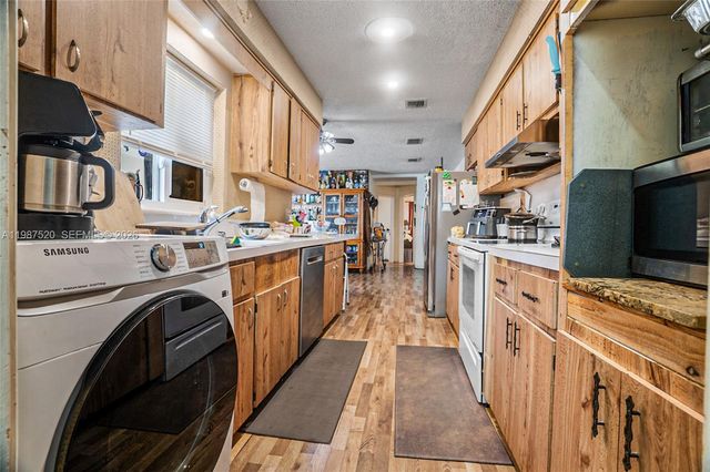 1761 NE 37th St, Oakland Park, FL 33334