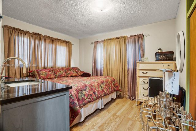 1761 NE 37th St, Oakland Park, FL 33334