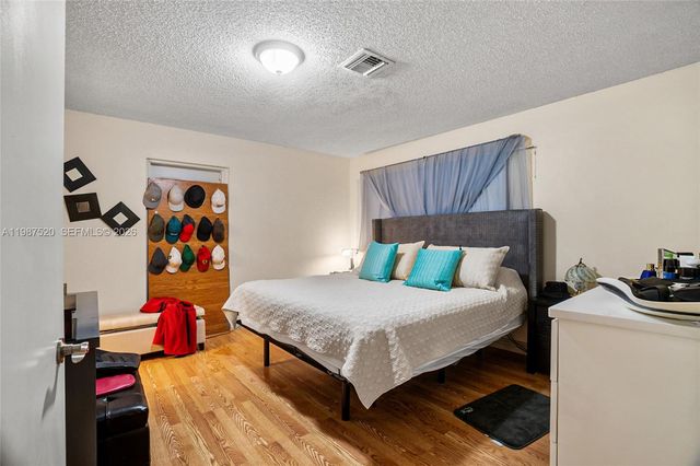 1761 NE 37th St, Oakland Park, FL 33334