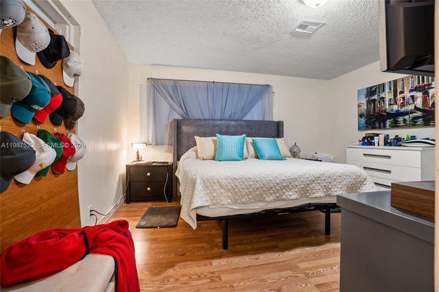 1761 NE 37th St, Oakland Park, FL 33334