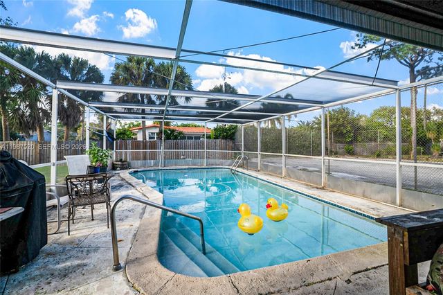 1761 NE 37th St, Oakland Park, FL 33334