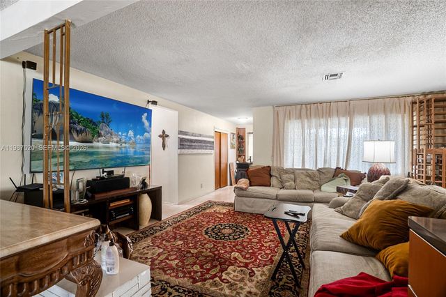 1761 NE 37th St, Oakland Park, FL 33334