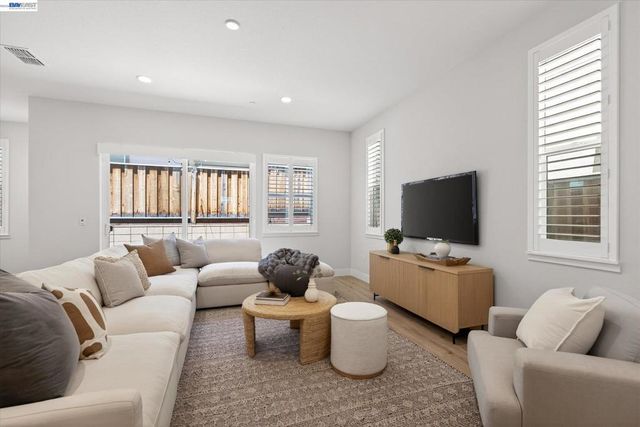 4047 St Helena Way, Dublin, CA 94568