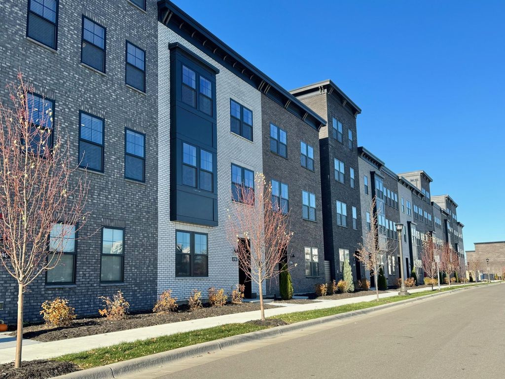 906 Woodlawn Avenue A, Saint Paul, MN 55116