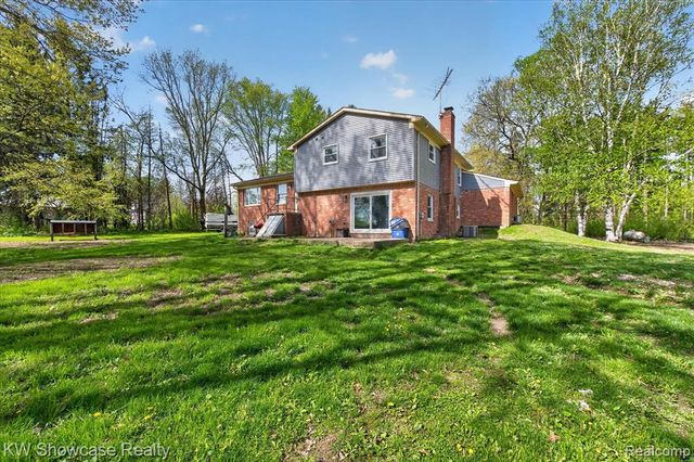 3201 S. Duck Lake Road, Highland, MI 48356