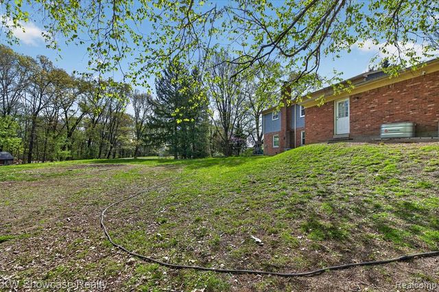 3201 S. Duck Lake Road, Highland, MI 48356