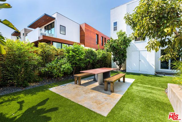 8718 Rosewood Avenue, West Hollywood, CA 90048