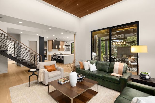 1215 96th Avenue SE, Bellevue, WA 98004