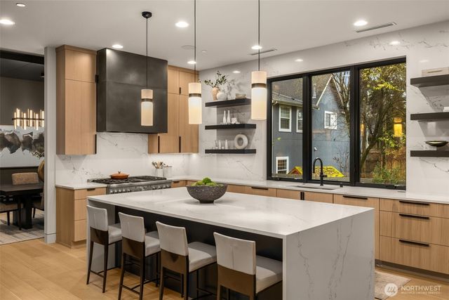 1215 96th Avenue SE, Bellevue, WA 98004