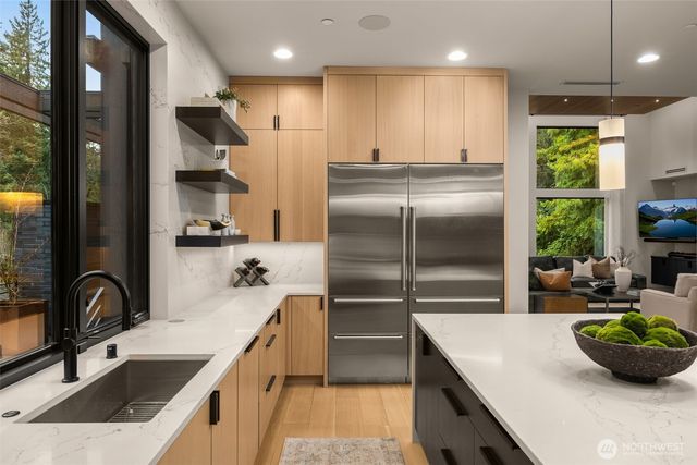 1215 96th Avenue SE, Bellevue, WA 98004