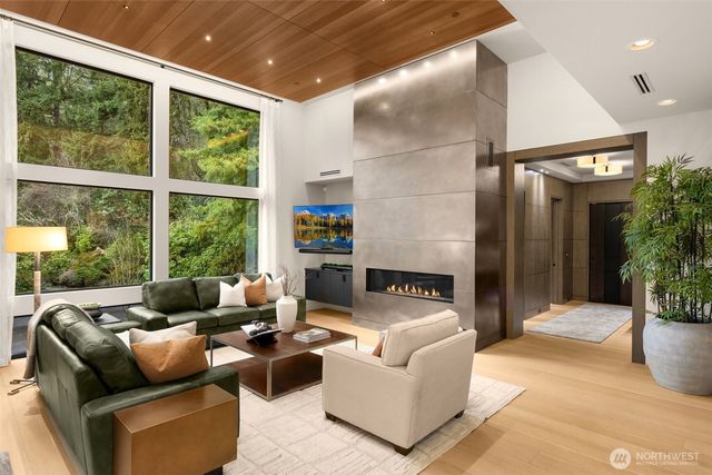 1215 96th Avenue SE, Bellevue, WA 98004