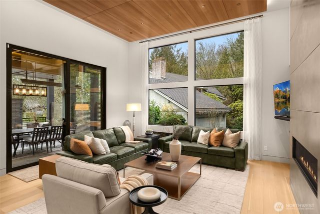 1215 96th Avenue SE, Bellevue, WA 98004