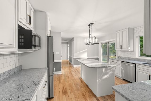 2097 Albertson Pky, Cuyahoga Falls, OH 44223