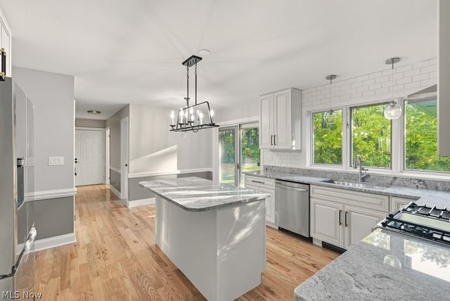 2097 Albertson Pky, Cuyahoga Falls, OH 44223