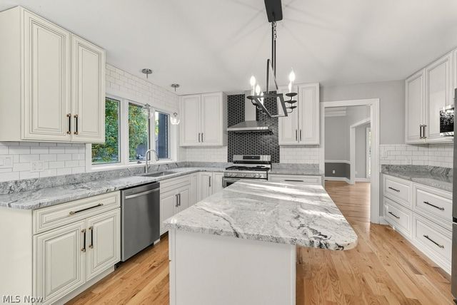 2097 Albertson Pky, Cuyahoga Falls, OH 44223