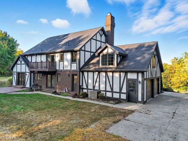 2097 Albertson Pky, Cuyahoga Falls, OH 44223