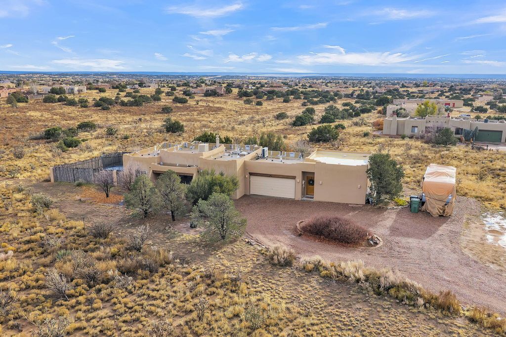 11 Juego Road, Santa Fe, NM 87508