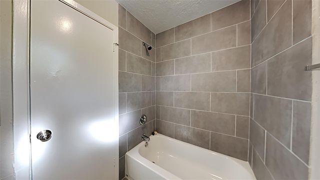 6706 Castleview Lane, Houston, TX 77489