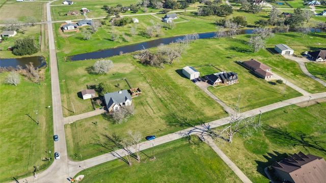 819 Mill Road, Angleton, TX 77515