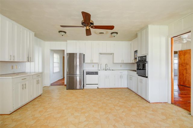 701 Blair Street, West Columbia, TX 77486