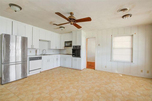 701 Blair Street, West Columbia, TX 77486