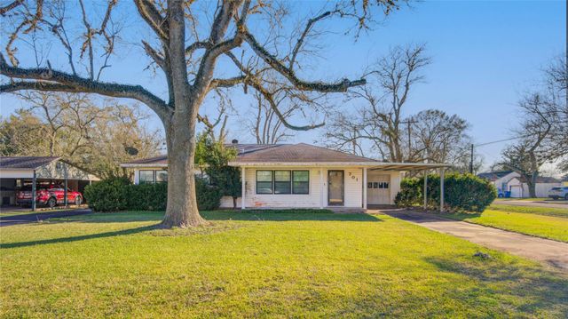 701 Blair Street, West Columbia, TX 77486