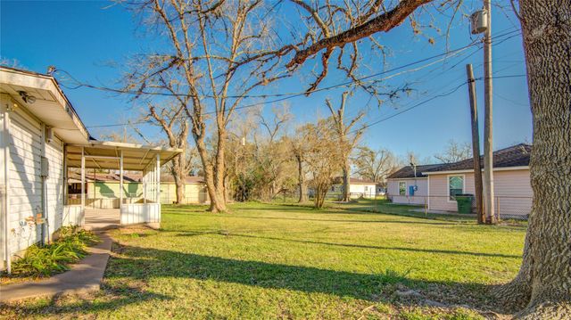 701 Blair Street, West Columbia, TX 77486