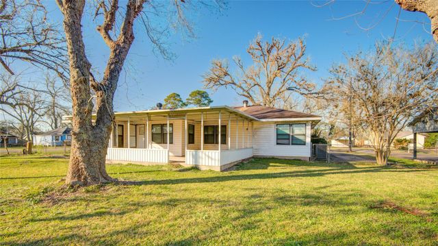701 Blair Street, West Columbia, TX 77486