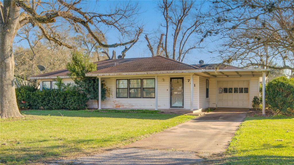701 Blair Street, West Columbia, TX 77486