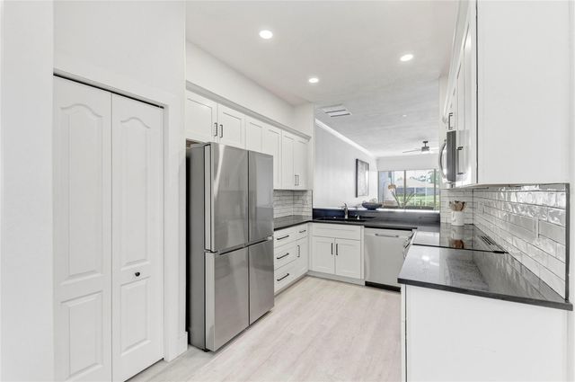 9532 FOREST HILLS CIRCLE, Sarasota, FL 34238