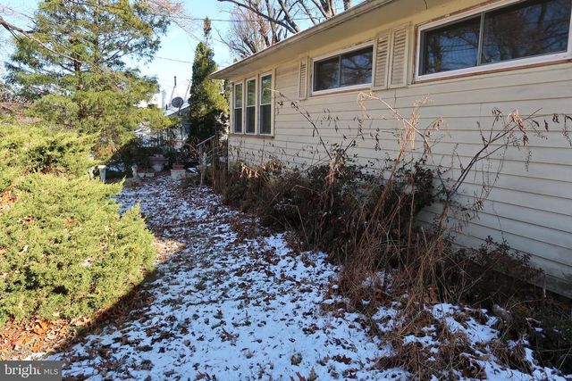 1229 SIMMONS DR, Rockville, MD 20851