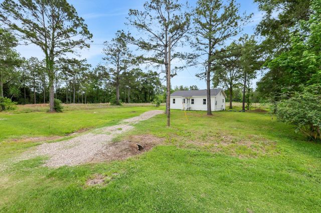 440 County Road 2048, Hull, TX 77564