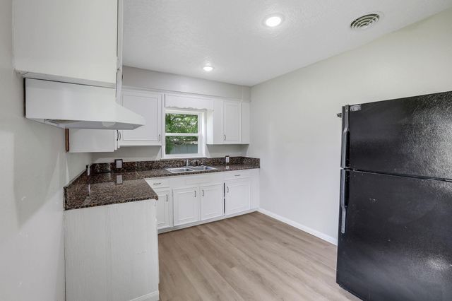440 County Road 2048, Hull, TX 77564